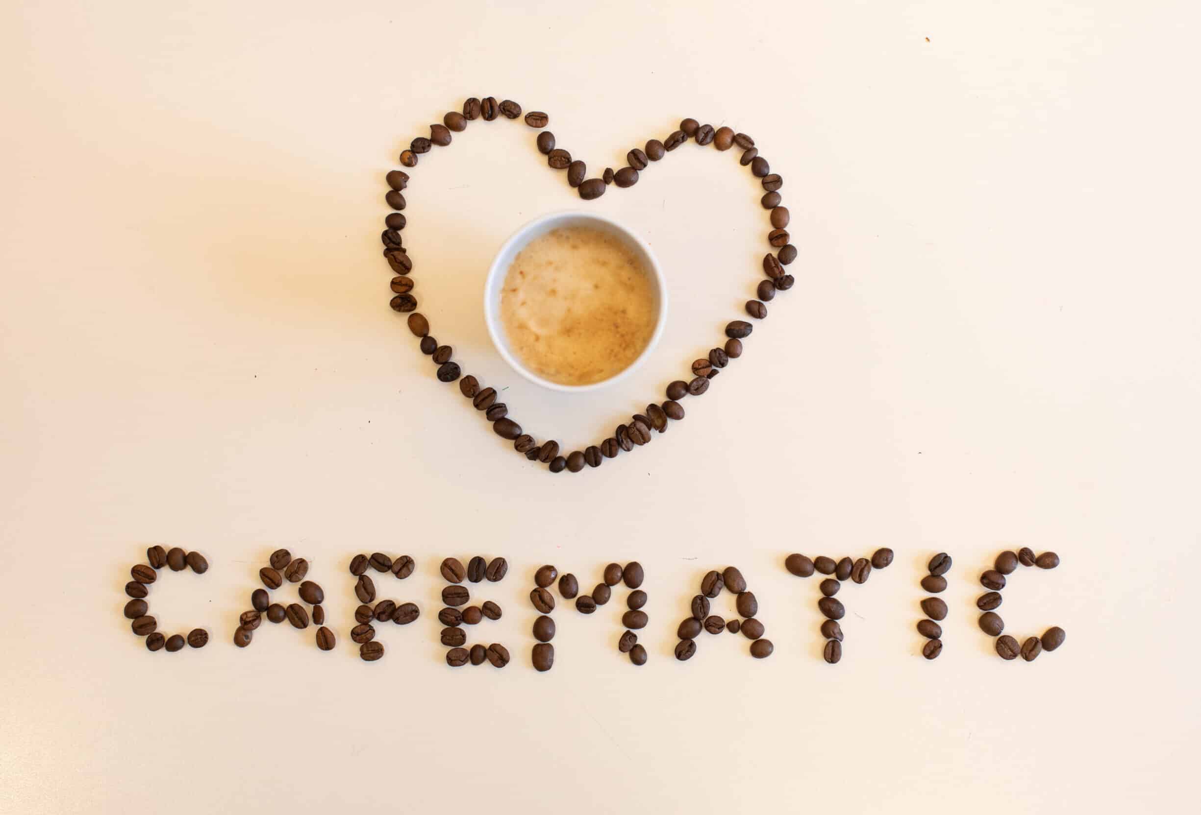 Cafematic mit Kaffeebohnen geschrieben